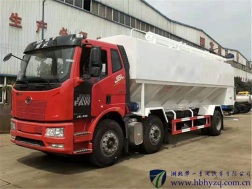 解放小三軸30方散裝飼料運輸車